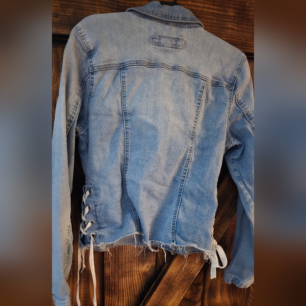 Maurices Light Wash Cropped Denim Jacket w/ Lace-Up Sides – Women’s Medium - Picture 2 of 4